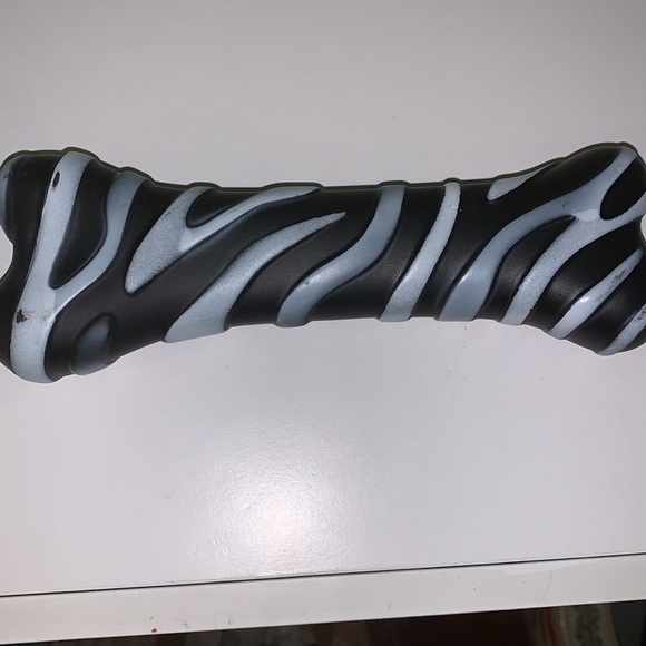 2 squeaky dog toys, Hershey kiss with rope - Picture 8 of 8